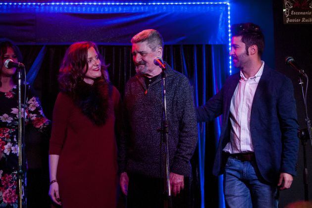 Aurelio Real recibe el aplauso del público del Pay Pay, junto a su hija Amanda Real