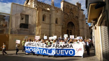 La manifestación por el nuevo hospital de Aranda a su paso por Santa María