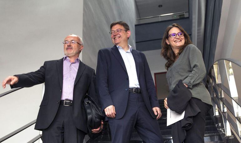 GRA043 VALENCIA, 01/06/2015.- Los candidatos a la Presidencia de la Generalitat del PSPV, Ximo Puig (c); Compromís, Mónica Oltra; y Podemos, Antonio Montiel; posan antes de la primera reunión a tres bandas, convocada por este último partido, para ver qué posibilidades hay de llegar a acuerdos en la Comunitat Valenciana ante los resultados electorales del pasado 24M. EFE/Manuel Bruque