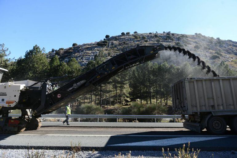 Obras de refuerzo del firme y reasfaltado en la A-92 a la altura del Puerto de la Mora(Granada)