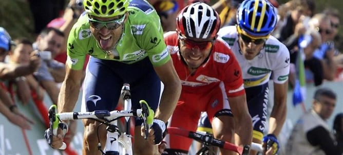 El ciclista del Movistar Alejandro Valverde, seguido por el corredor del Katusha Purito Rodríguez y el ciclista del Saxo Bank Alberto Contador, llegan a la meta de la decimoquinta etapa de la Vuelta Ciclista a España con final en Lagos de Covadonga