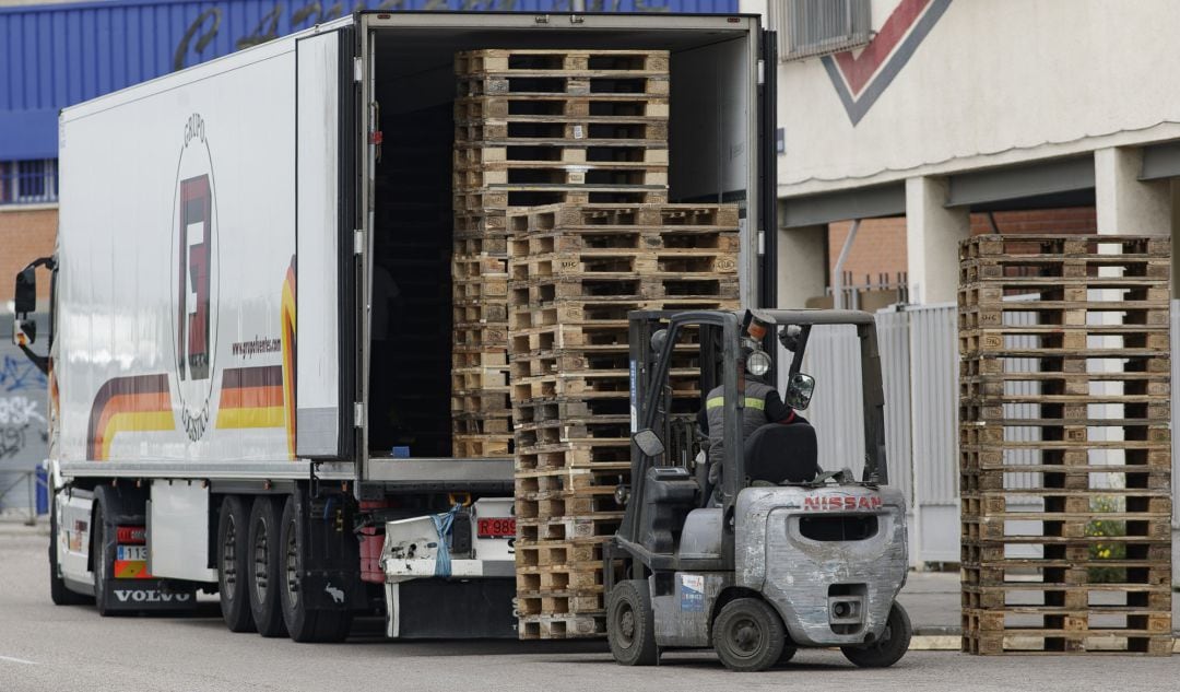 Un hombre trabaja transportando palés en el Polígono Industrial de Vallecas.