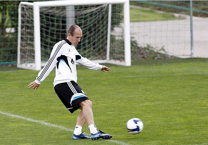 Robben ya toca balón y espera estar en el derbi