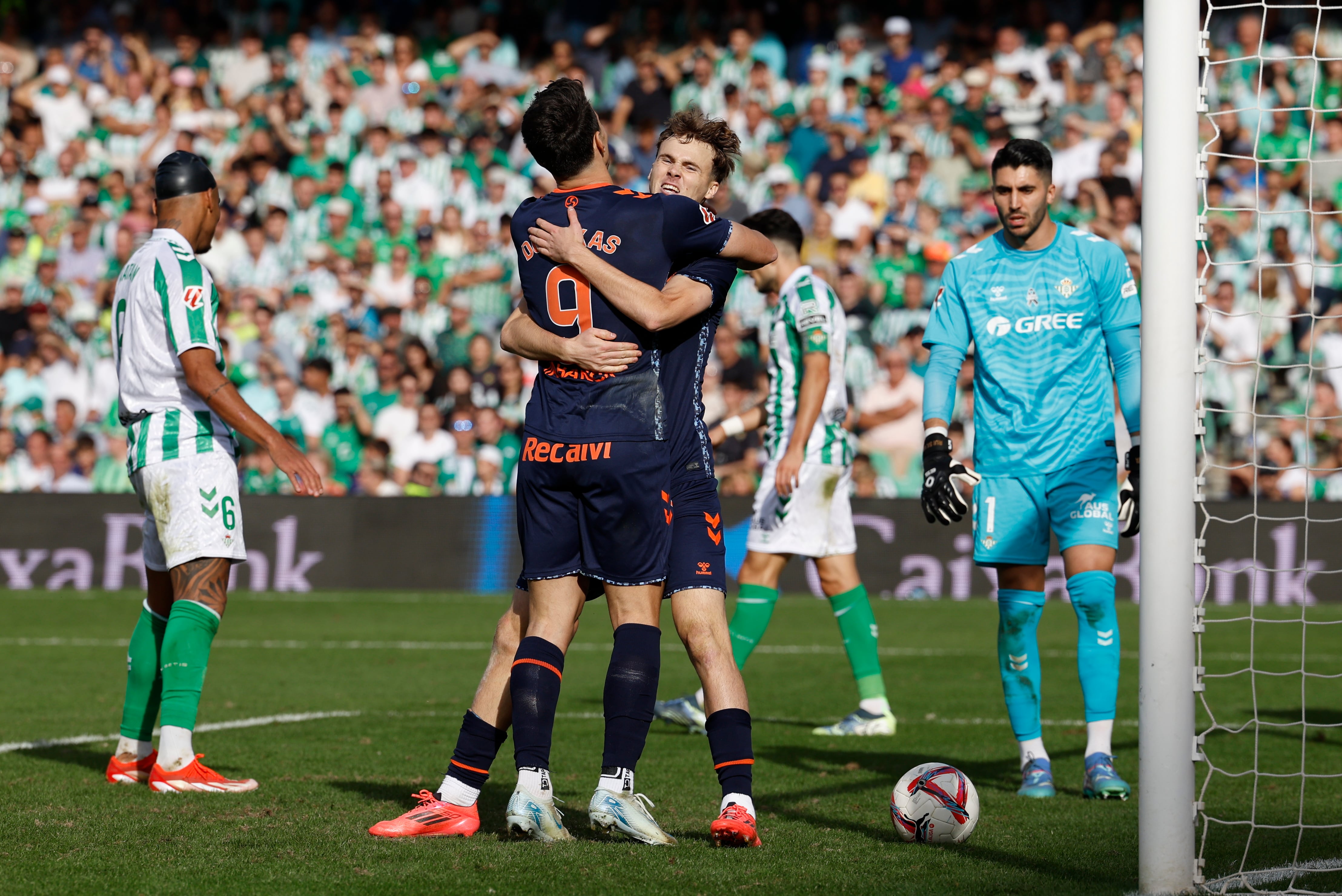 SEVILLA, 10/11/2024.- Los jugadores del Celta de Vigo celebran su segundo gol ante el Betis durante el partido de LaLiga disputado este domingo en el Benito Villamarín de Sevilla. EFE/ Julio Muñoz
