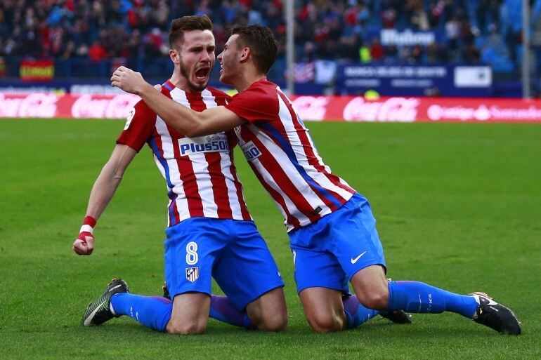 Saúl celebra su gol a Las Palmas con Lucas Hernández