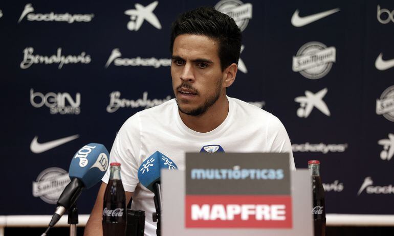 Recio, atiende a los medios en el estadio de atletismo