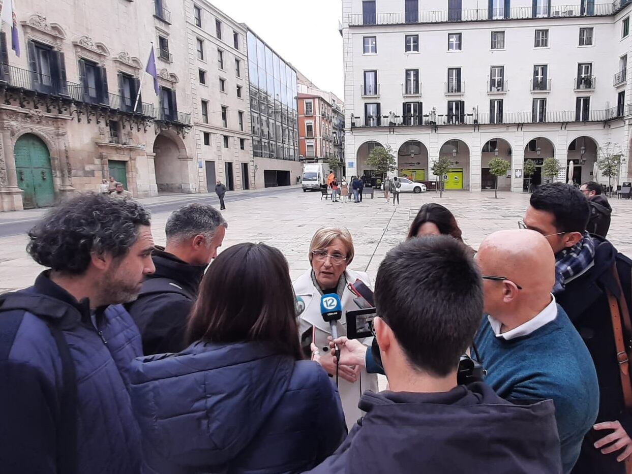 Ana Barceló atiende a los medios de comunicación