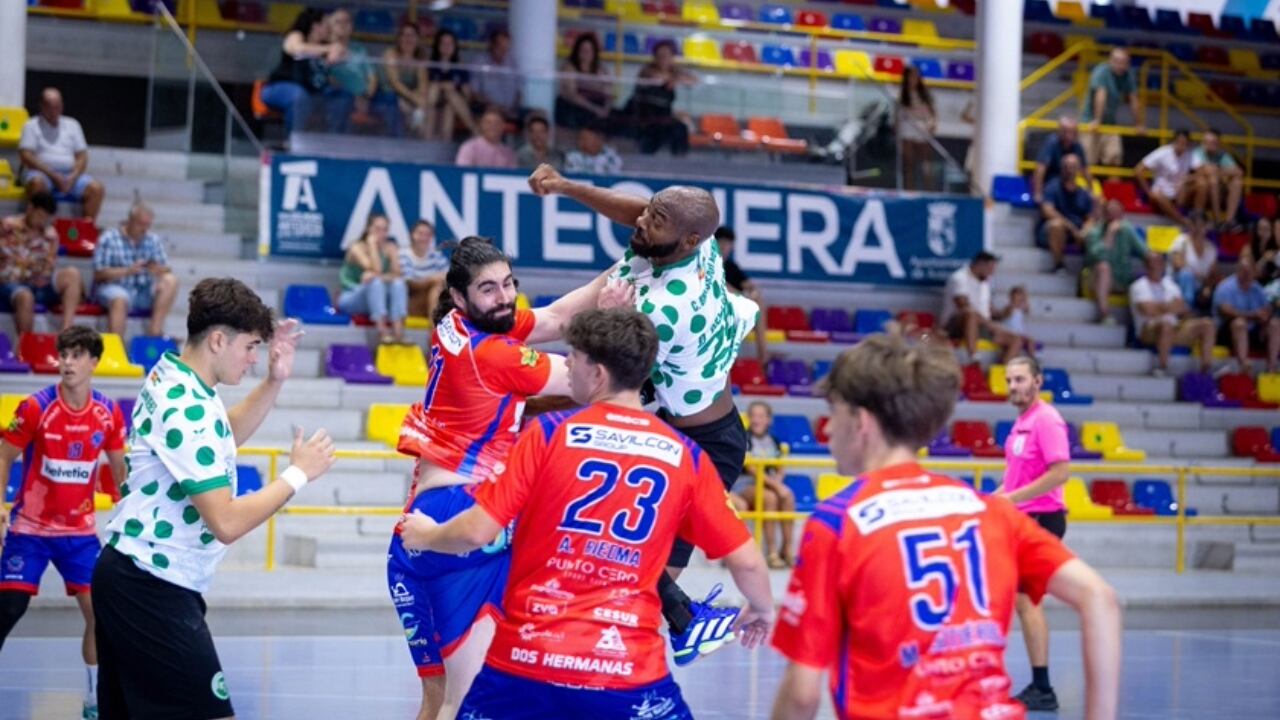 Dilan, en un partido de pretemporada con el BM Dólmenes Antequera