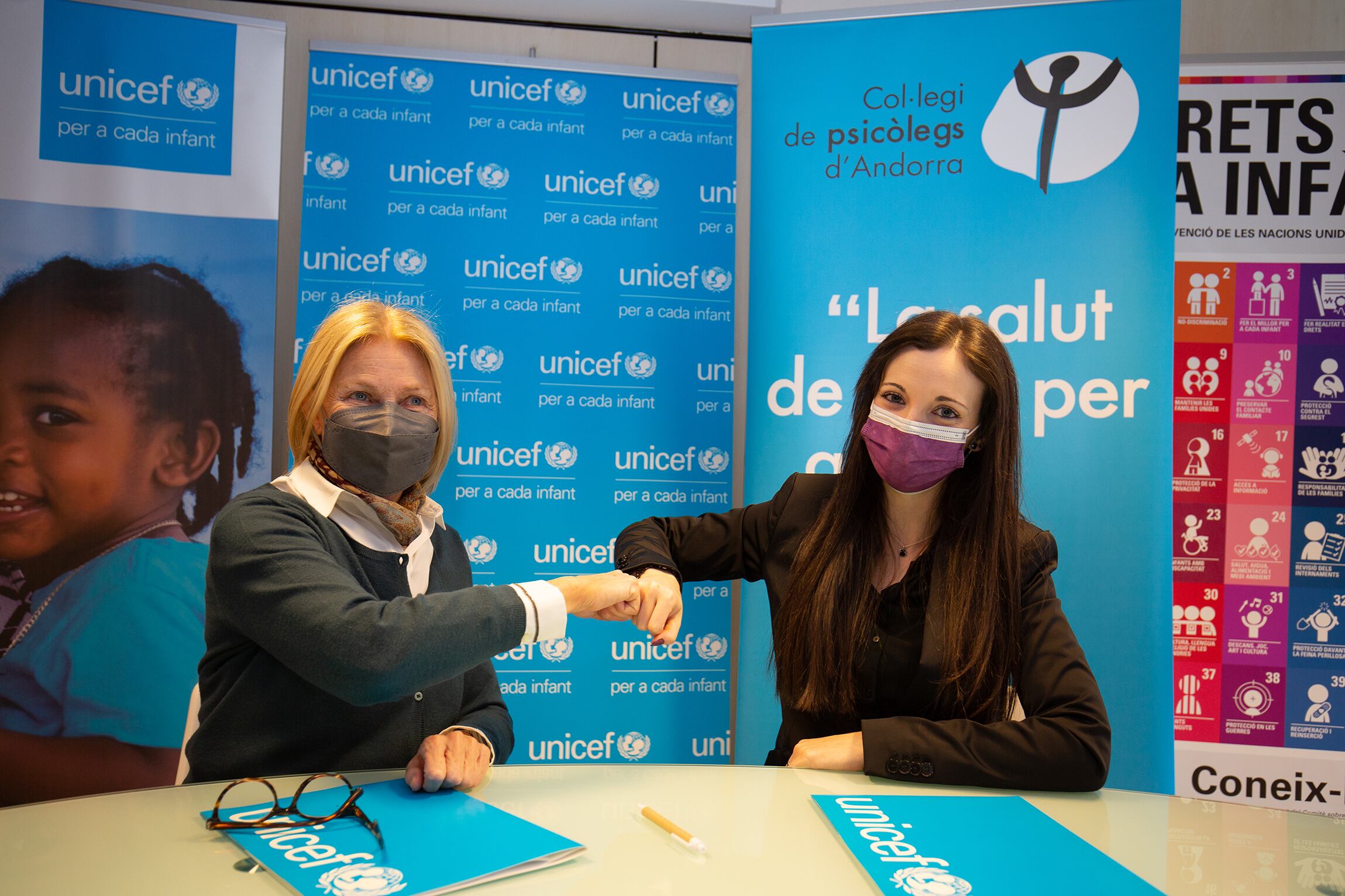 Signatura del conveni entre la presidenta d'Unicef, Laura Àlvarez, i la presidenta del Copsia, Sílvia Palau.