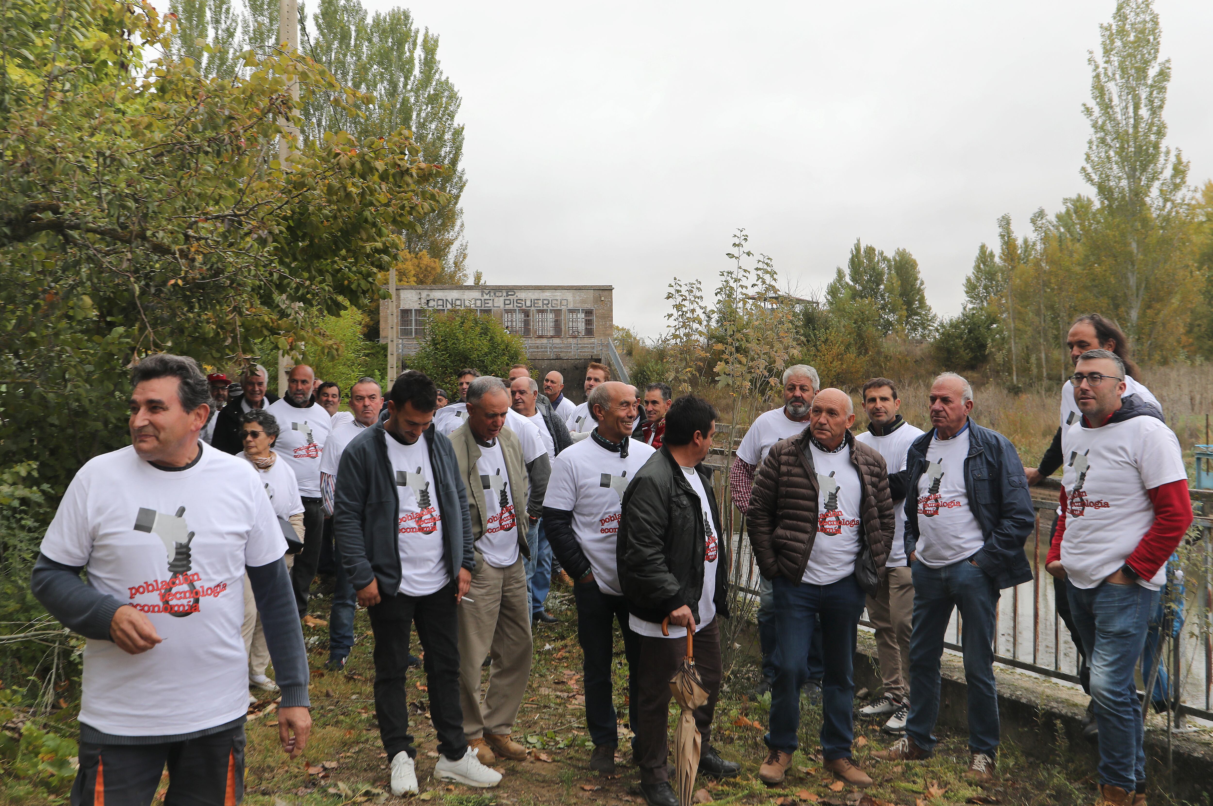 Medio centenar de regantes protestan en Herrera de Pisuerga(Palencia) por la paralización de la modernización del Sector G en el Canal del Pisuerga que afecta a 584 propietarios en las localidades de Santoyo, Boadilla del Camino y Frómista