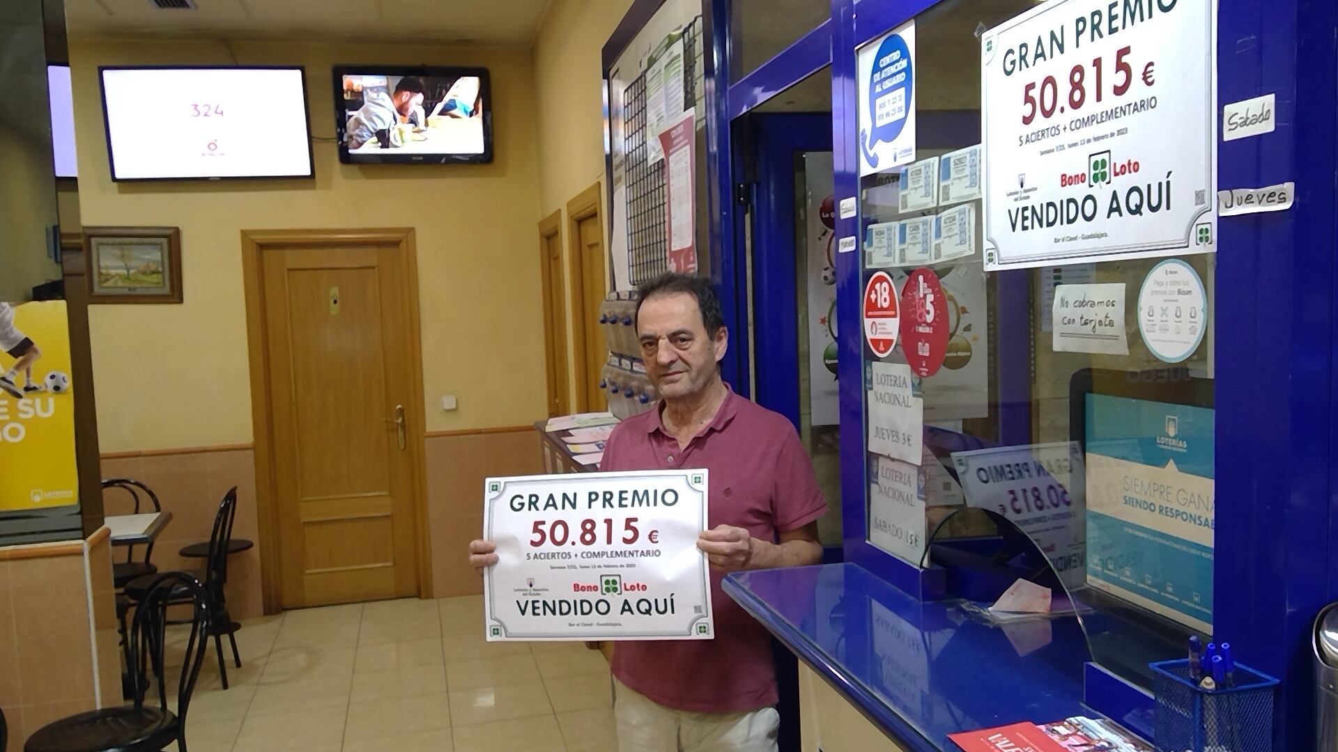 Uno de los dos propietarios del bar El Clavel/Foto LAE GU