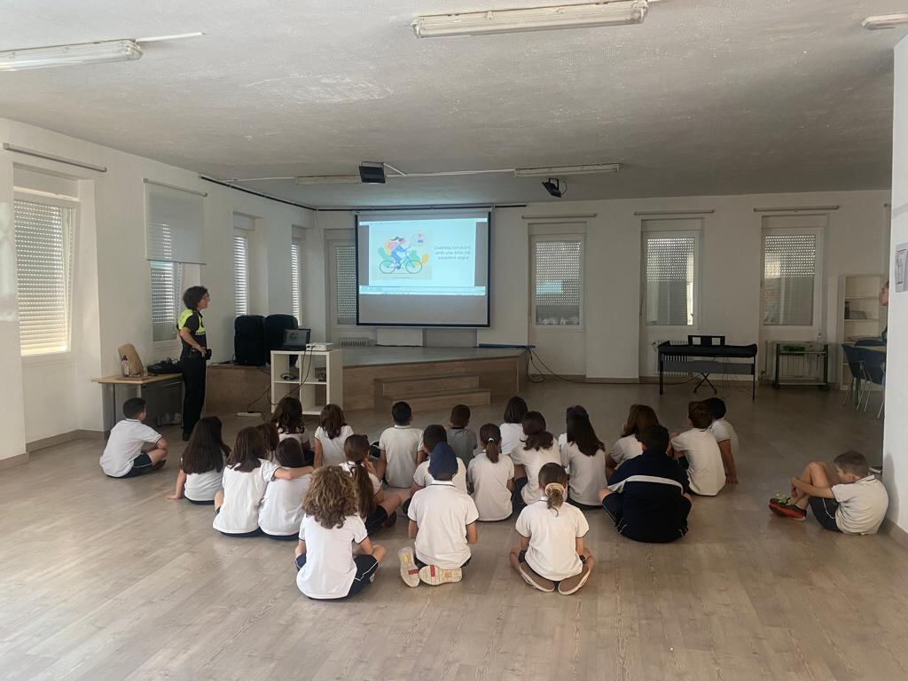 Alumnos atendiendo un audiovisual sobre educación vial en una de las clases impartidas por la agente de la Policía Local de Alcoy en un centro educativo de la ciudad.