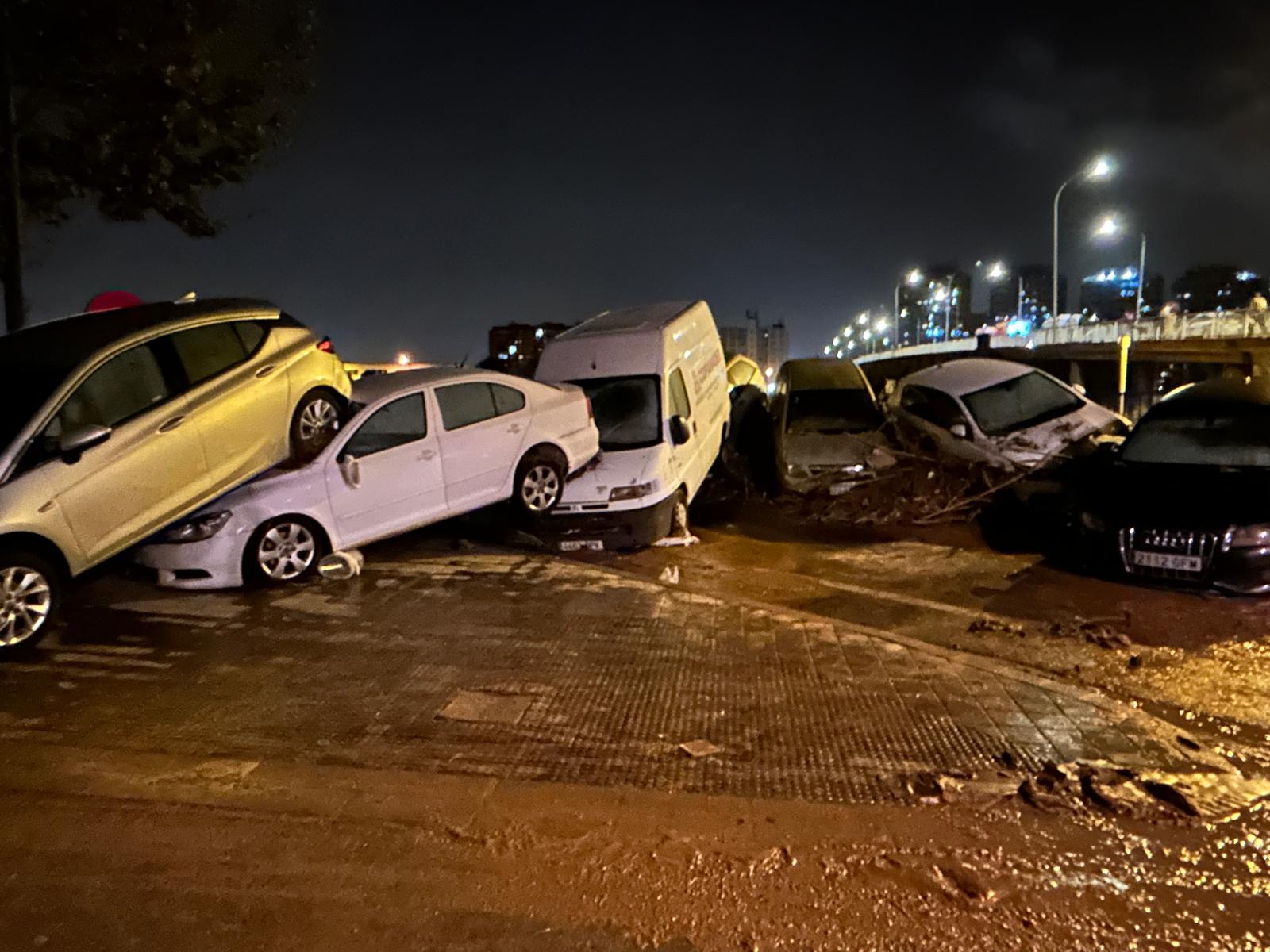 Coches abandonados por la Dana en el barrio de la Torre de València