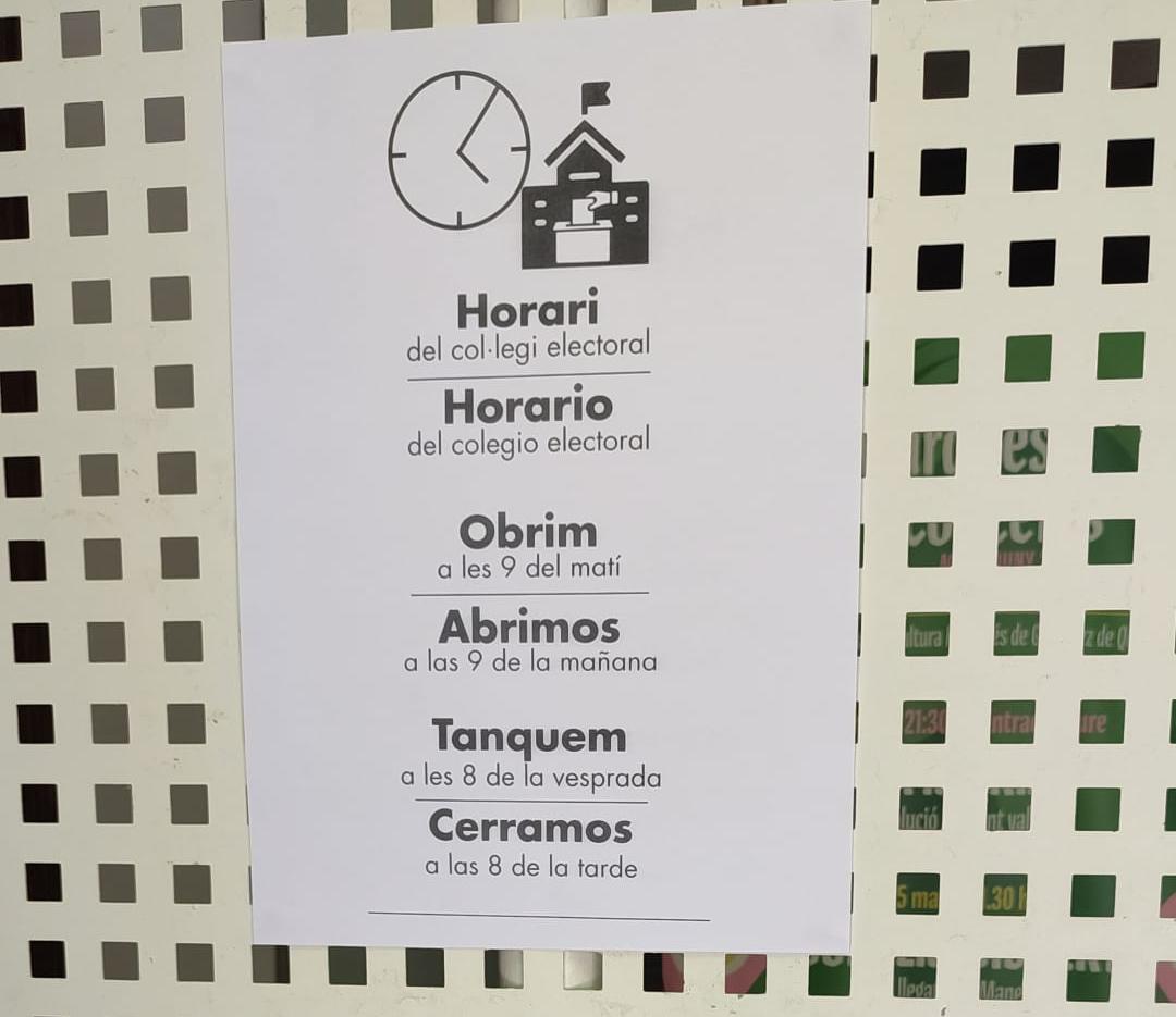 Uno de los pictogramas instalados en un Colegio Electoral de Gandia.