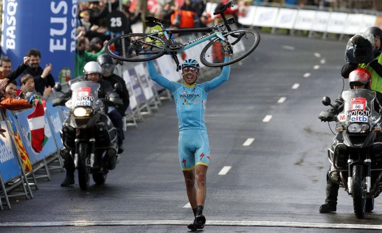 Diego Rosa celebra su victoria en la meta del alto de Arrate.