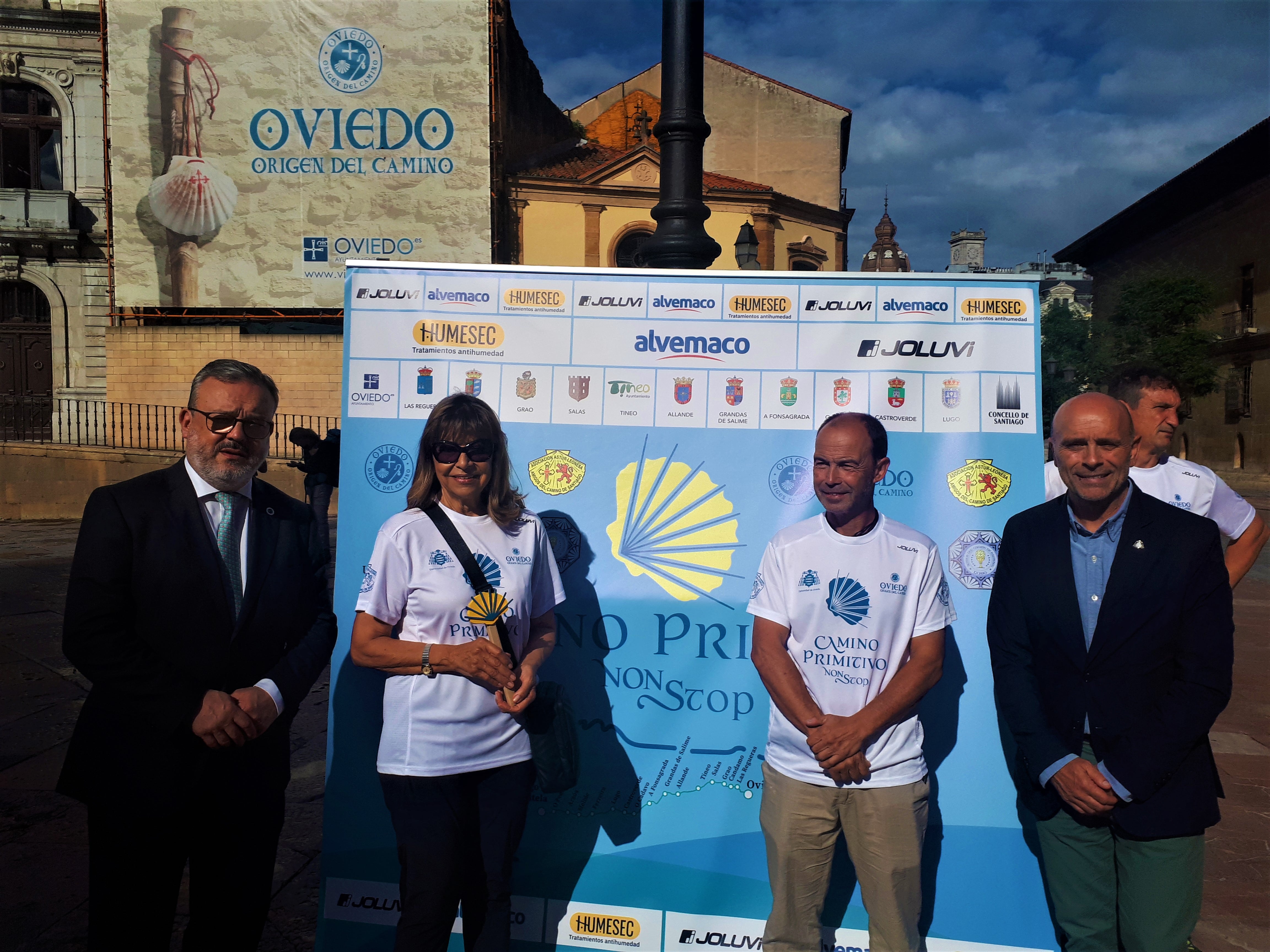 Autoridades y organizadores de la prueba en el momento de la salida desde la Plaza de la Catedral de Oviedo.