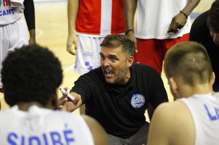 David Varela da instrucciones a los jugadores ante Canoe