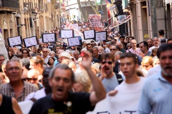 Els manifestants convocats per la Plataforma pel dret a la salut, a Barcelona.