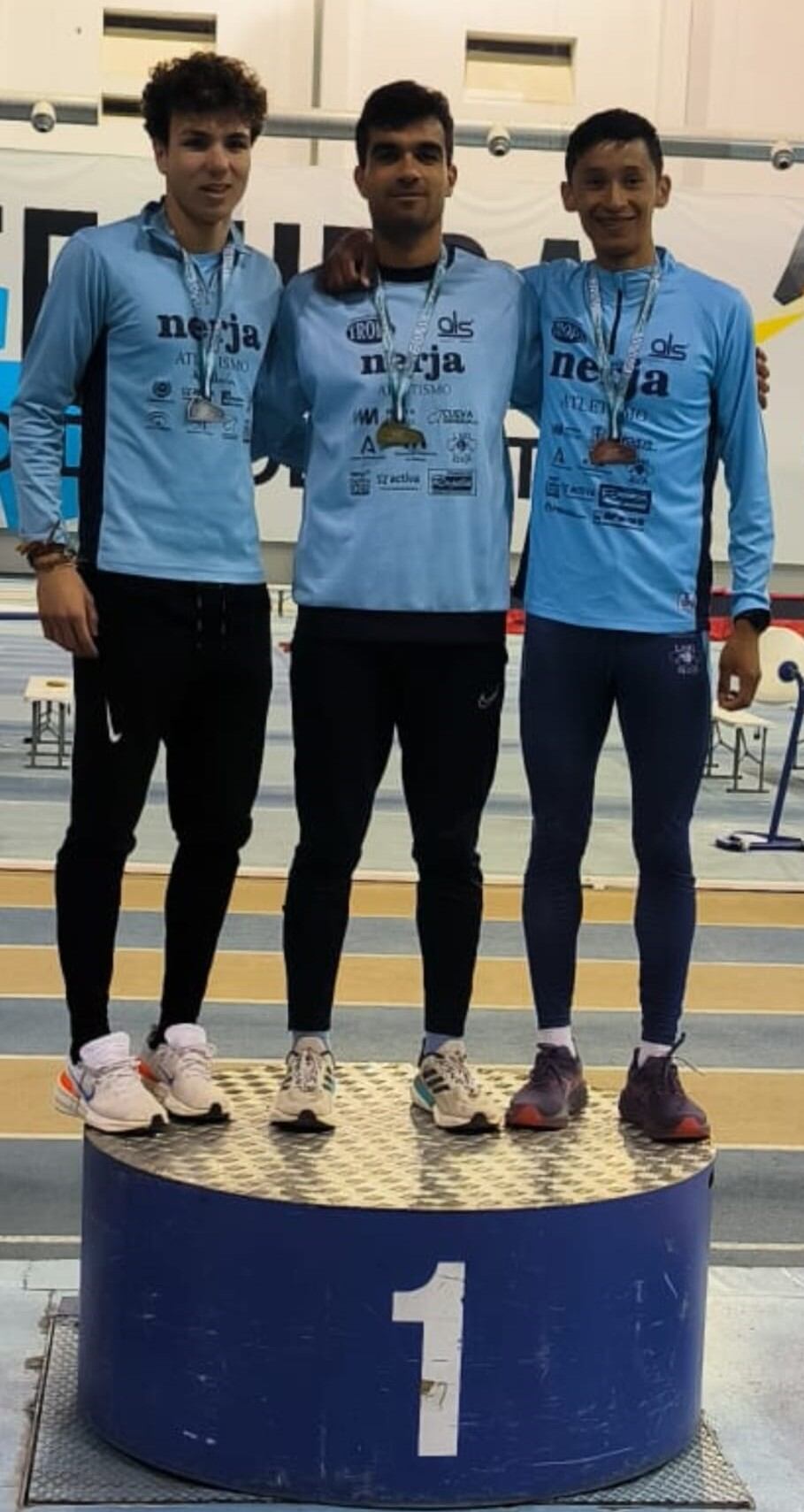 Los tres atletas del Club Cueva de Nerja Trops ganadores de la prueba de 1.500