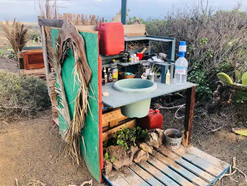 Cocina de la &#039;ecocabaña&#039; que se alquila en Haría, Lanzarote.