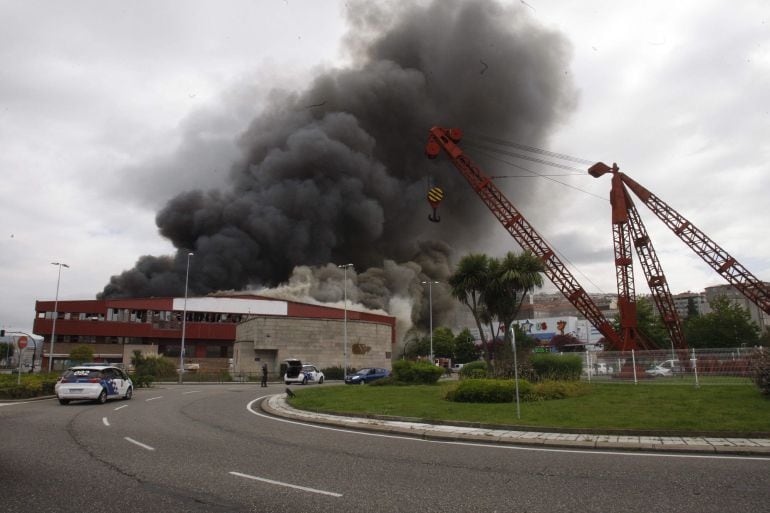 Columna de humo provocada por el incendio que se ha originado hoy en la nave de la empresa de pesca congelada Freiremar en Vigo