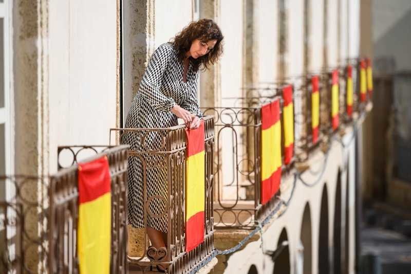 La alcaldesa de Almería anima a engalanar balcones y escaparates con la bandera de España para celebrar el 12 de octubre.