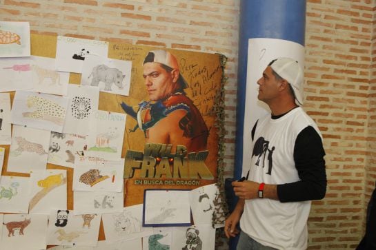 Frank Cuesta firma el mural de dibujos en el colegio Cristóbal Valera de Albacete