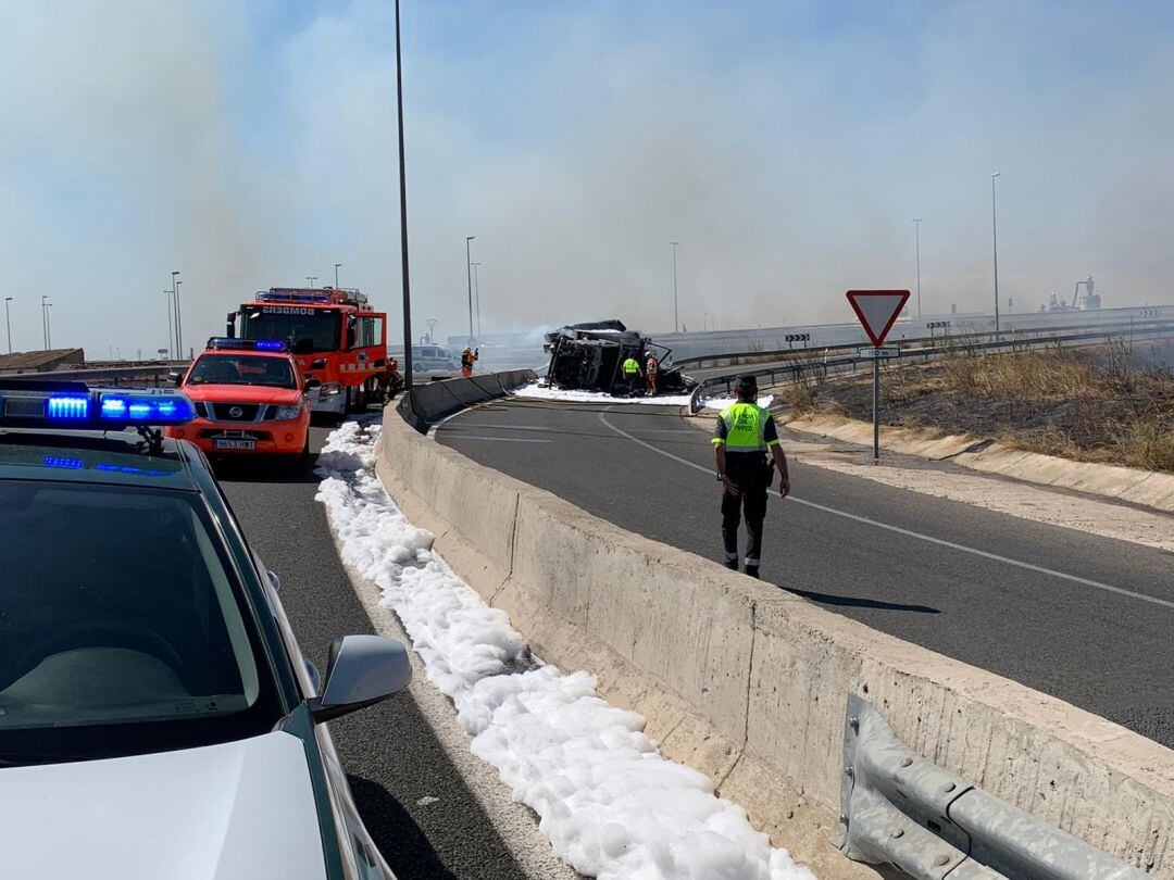 Agentes del Subsector de Tráfico de la Guardia Civil de València extraen del interior de un camión a su conductor cuando se estaba incendiando