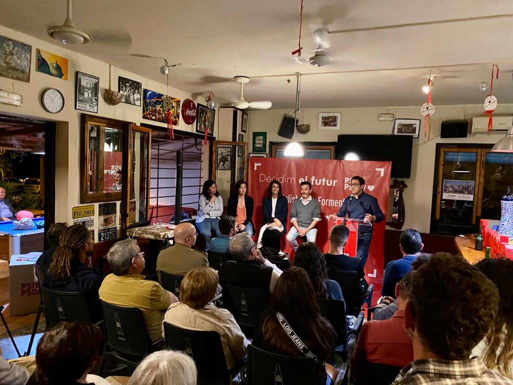 Un momento durante el acto de los socialistas de Formentera con Iago Negueruela
