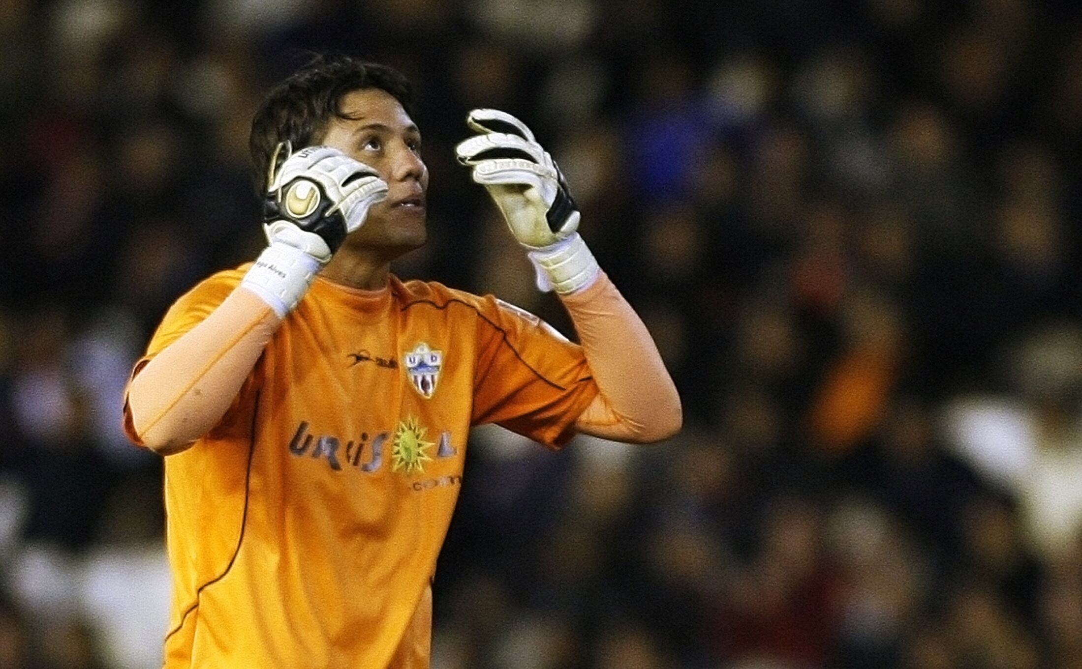 Diego Alves con la camiseta del Almería en el año 2011.