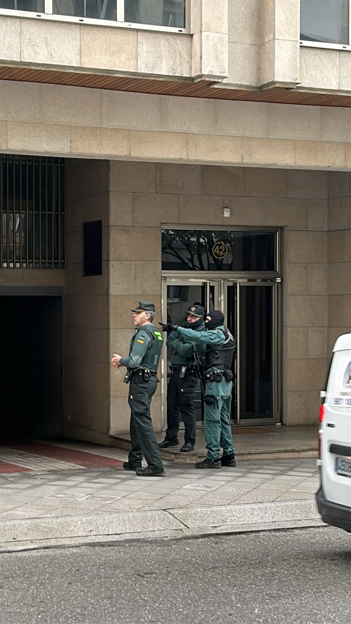 La Guardia Civil en el número 42 de la calle Saenz Díez en Ourense en una operación llevada a cabo hace unas semanas