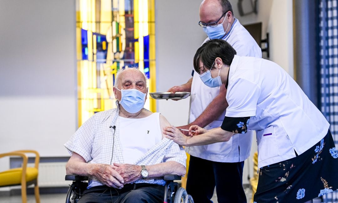 La vacunación en residencias de ancianos.