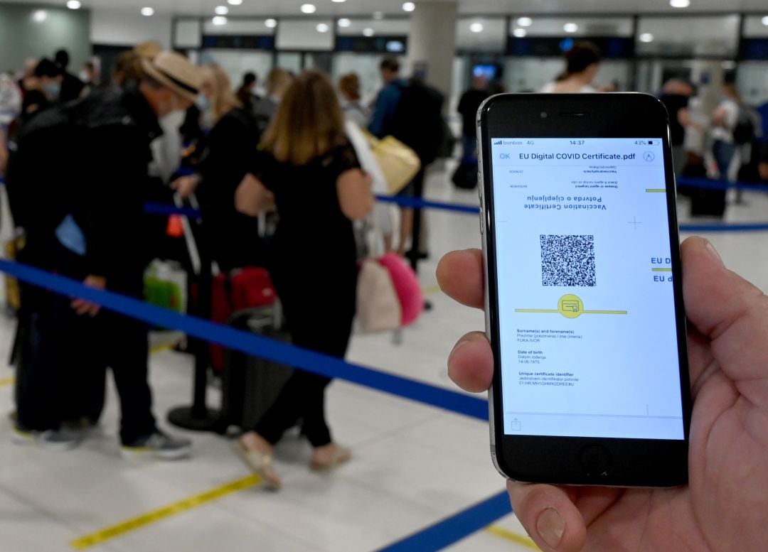 Un pasajero muestra el código QR de su certificado verde digital en el aeropuerto de Zagreb-Pleso (Croacia).