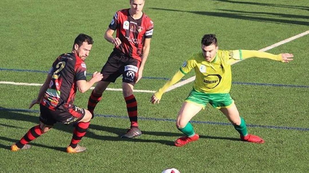 Forján persigue un balón.