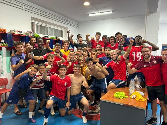 Los jugadores del Real Ávila festejando en el vestuario la última victoria frente al Villaralbo