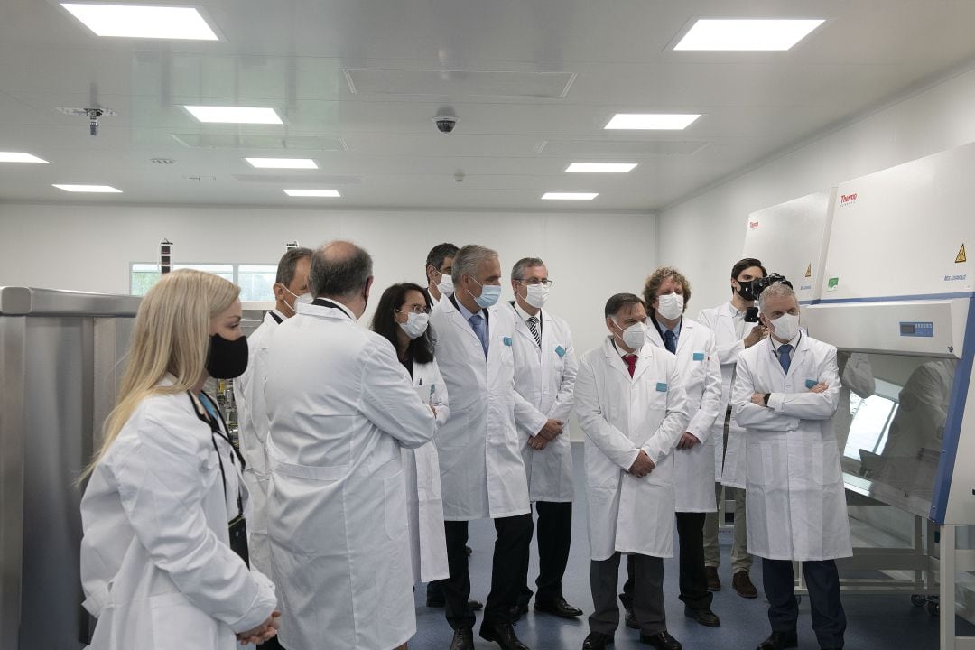 Varios representantes institucionales, durante su visita a la nueva planta de Viralgen