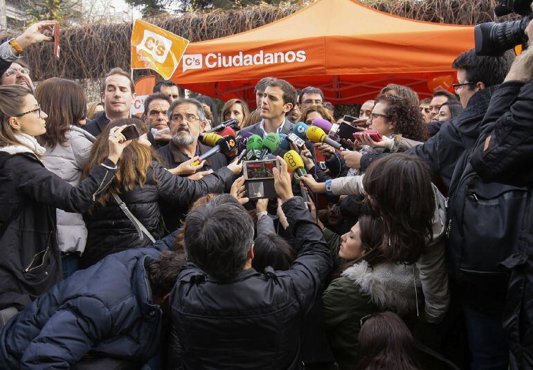 GRA117. GUADALAJARA, 15122015.- El candidato a la Presidencia del Gobierno por Ciudadanos (C&#039;s), Albert Rivera, atiende a los medios de comunicación con motivo de su visita a Guadalajara, la segunda vez que el candidato visita Castilla-La Mancha durante l