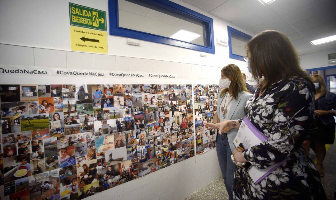 La Conselleria de Educación, Carmen pomar durante su visita al CPI Cova Terreña en Baiona