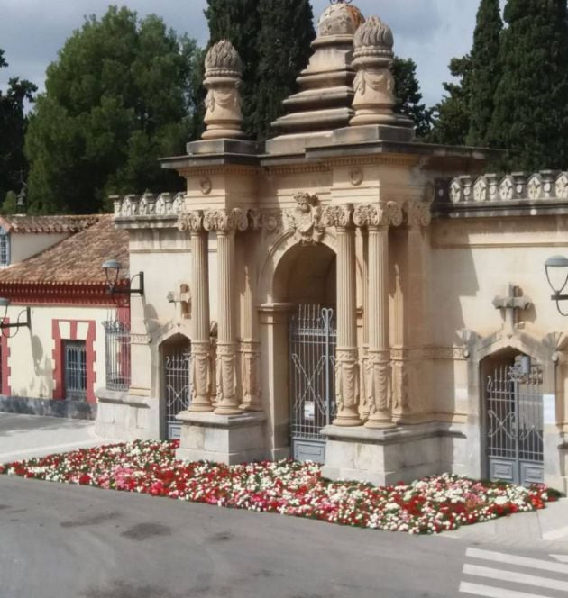 El cementerio Ntro. Padre Jesús (Espinardo-Murcia) fue uno de los lugares de la Región con mayor concentración de ejecuciones y enterramientos desde 1939 y 1945. En la imagen: entrada principal del cementerio con homenaje durante la COVID-19 a los allí en