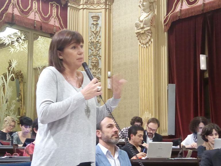 Francina Armengol, presidenta del Govern, defiende su trabajo realizado durante este legislatura en el centro de Es Pinaret.