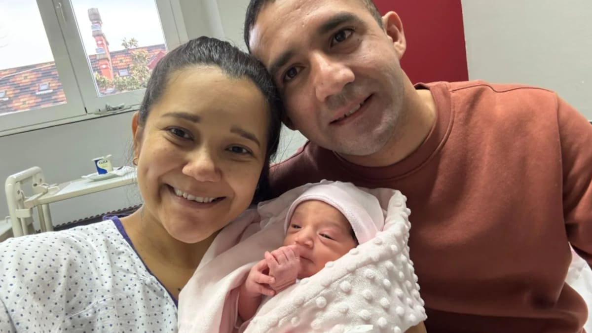 “La tengo ahora mismo en brazos”: el padre de Ailany, la primera bebé nacida en Euskadi en 2026, relata un parto intenso y lleno de emoción