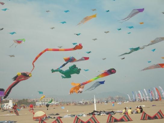 Decenas de cometas vuelan en la playa de Valencia