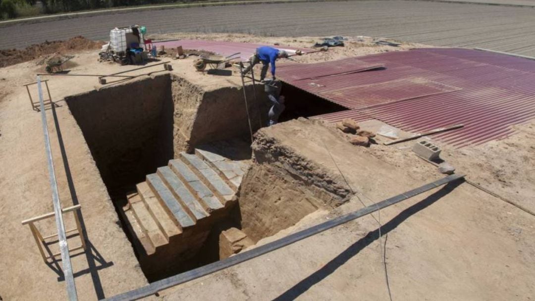 Escalera de la hecatombe en el edificio enterrado en el tramo medio del río Guadiana.