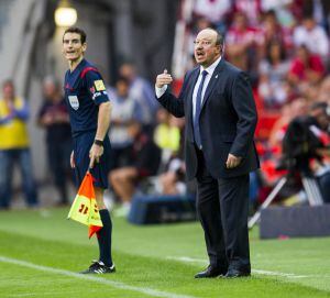 Rafa Benítez dirige al Real Madrid en El Molinón.