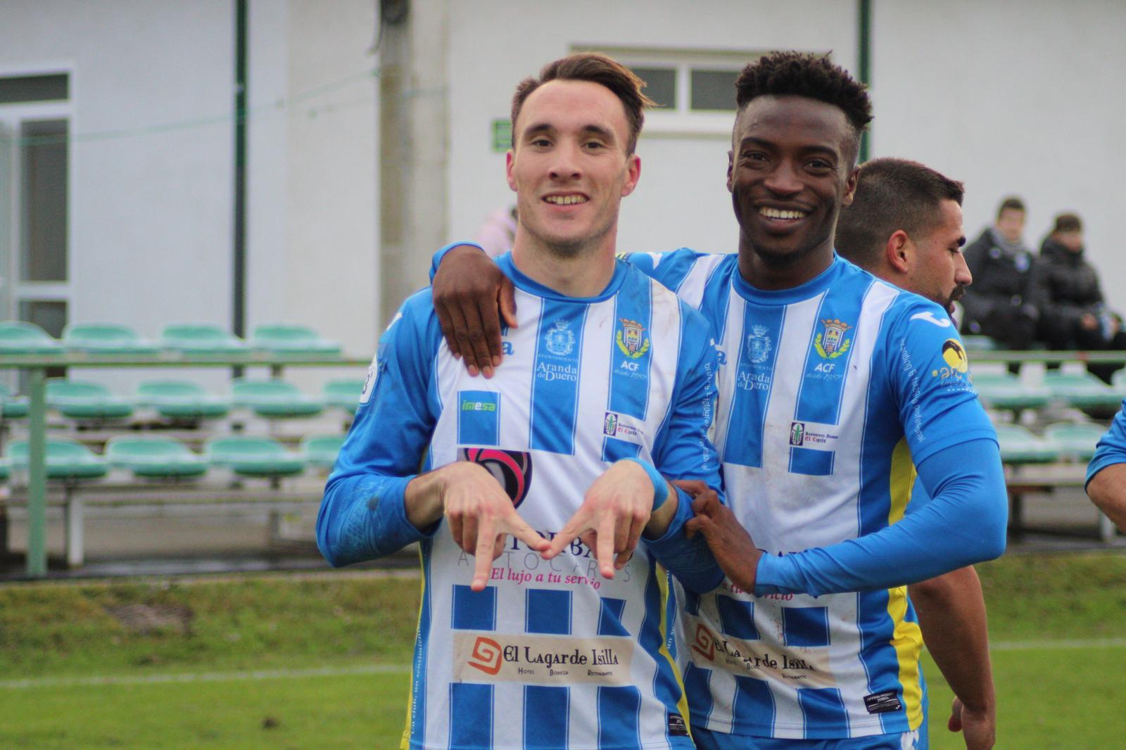 Santa (i) y Haji celebran el tanto blanquiazul desde el punto de penalti