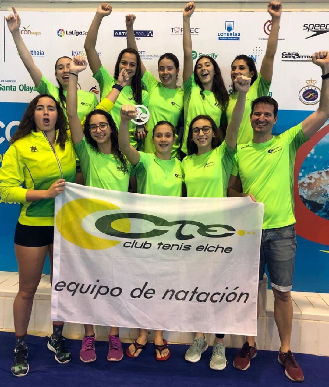 Las nadadoras del Club de Tenis Elche con su técnico Fran Amat