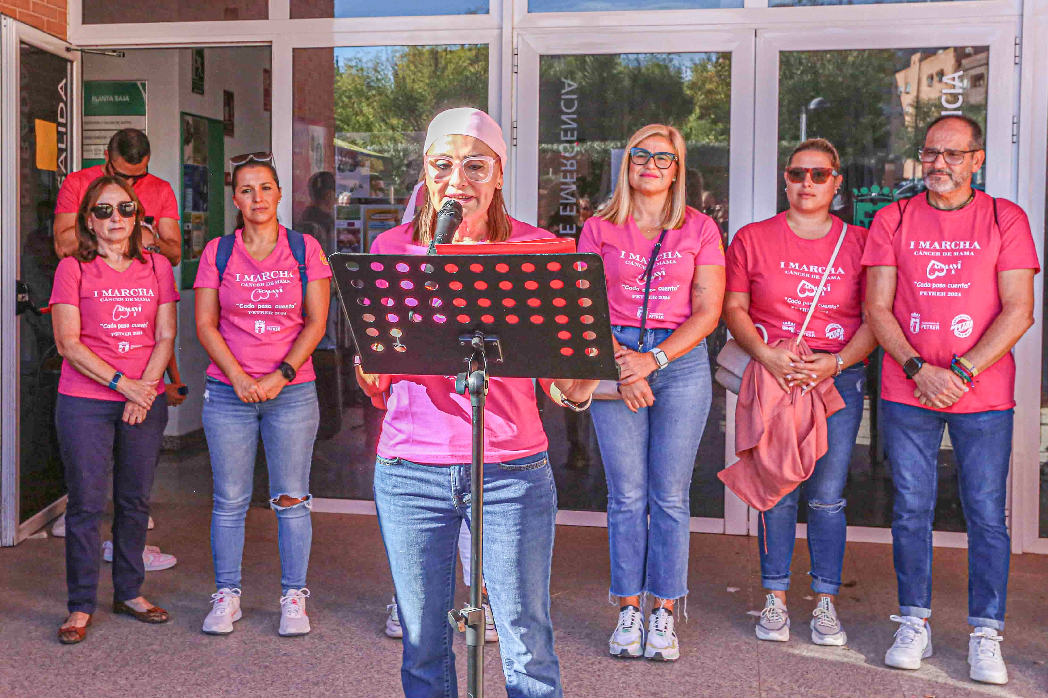 Albertina García, ex paciente de cáncer de mama y encargada de la lectura del manifiesto, junto a los miembros de la corporación municipal de Petrer.