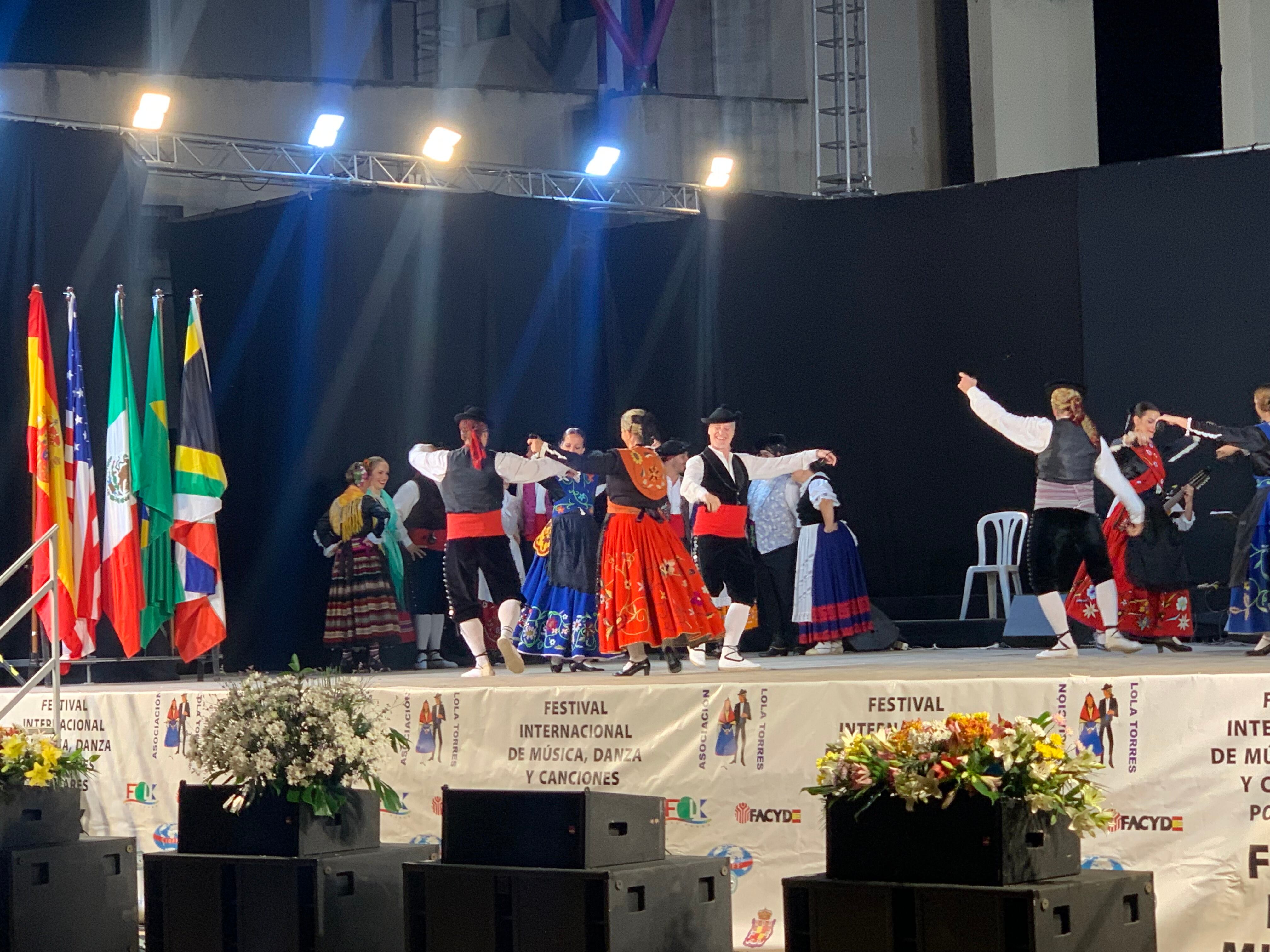 Bailarines y bailarinas sobre el escenario del Auditorio de la Alameda de Jaén durante el Folk del Mundo