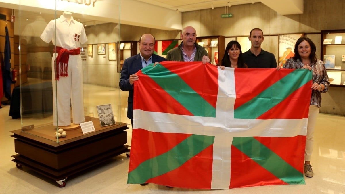 Los responsables de la oficialización de la selección de Euskadi en Pelota Vasca posando con la Ikurriña