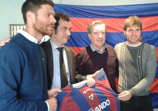 Xabi Alonso, el presidente armero Alex Aranzabal, Iñaki Gabilondo y Asier Illarramendi posan con la camiseta del Eibar en Madrid.